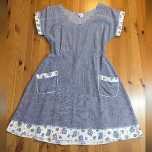 Blue And White Seersucker Scoop Neck House Dress With Floral Patch Pockets Sz M?